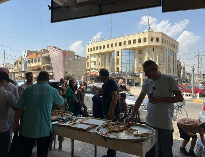 الموصل تتلألأ بالأنوار المحمدية.. بهجة شعبية وطقوس متوارثة تجمع الأجيال