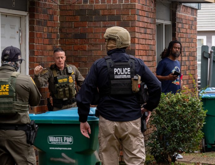 الولايات المتحدة تعلن توقيف 18 شخصا باحتجاجات مناهضة لإدارة الهجرة الأمريكية